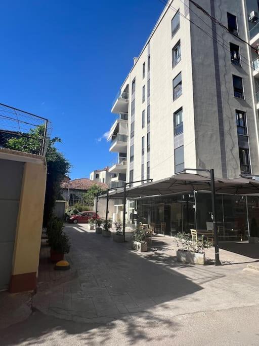 Remarkable Apartment Тирана Экстерьер фото